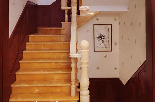 东阳中式别墅室内汉白玉石楼梯的定制安装装饰效果